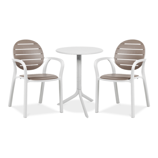 białe meble na balkon w zestawie z dwoma krzesłami i białym stołem