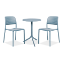 niebieskie krzesła i okrągły stolik 