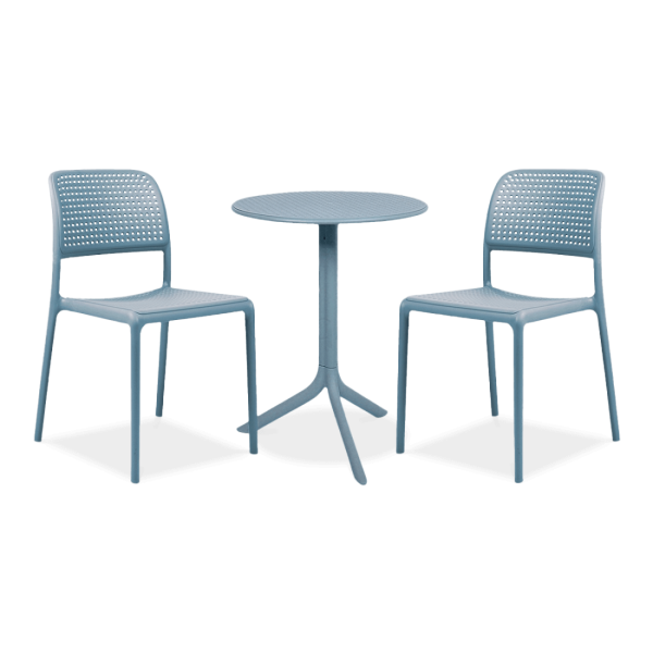 niebieskie krzesła i okrągły stolik 