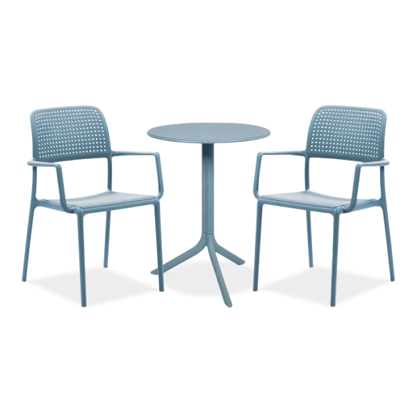zestaw mebli dwóch niebieskich krzeseł z podłokietnikami i stolikiem