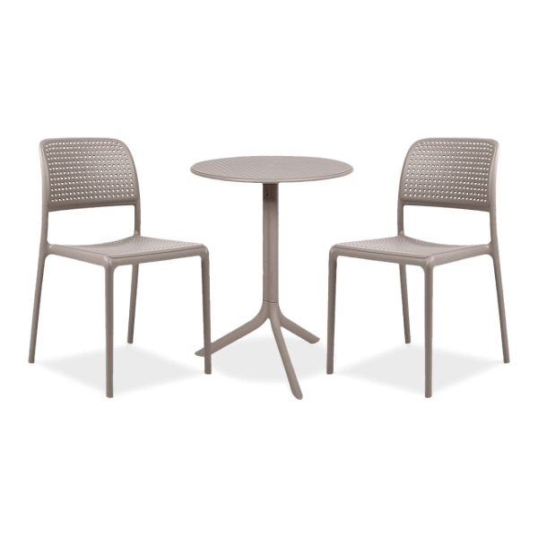 brązowe krzesła i okrągły stolik 