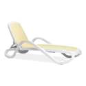 biały leżak z beżowym siedziskiem z regulowanym oparciem i podłokietnikami