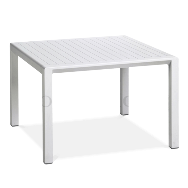biały stolik ogrodowy