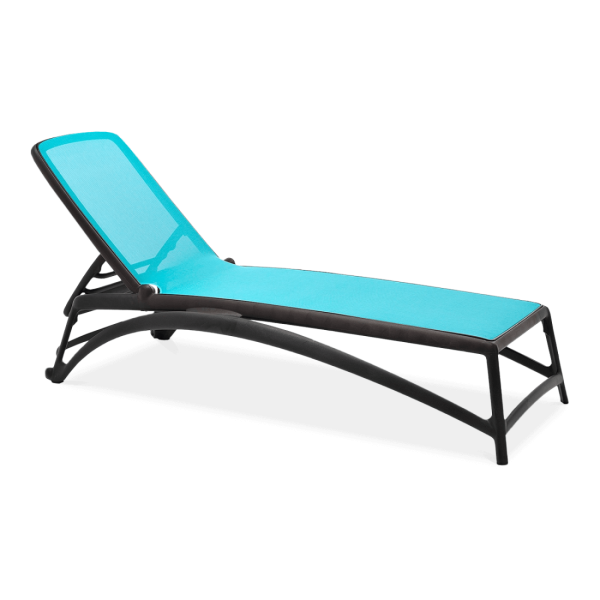 niebieski leżak z regulowanym oparciem