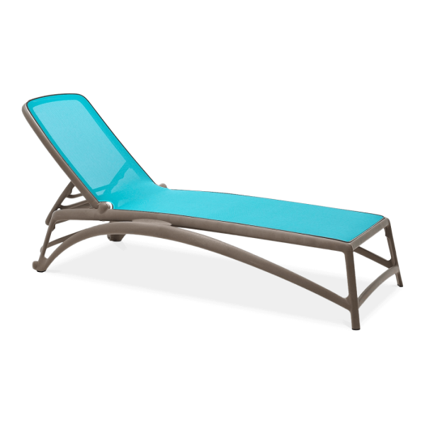 brązowy leżak z niebieskim siedziskiem i regulowanym oparciem 