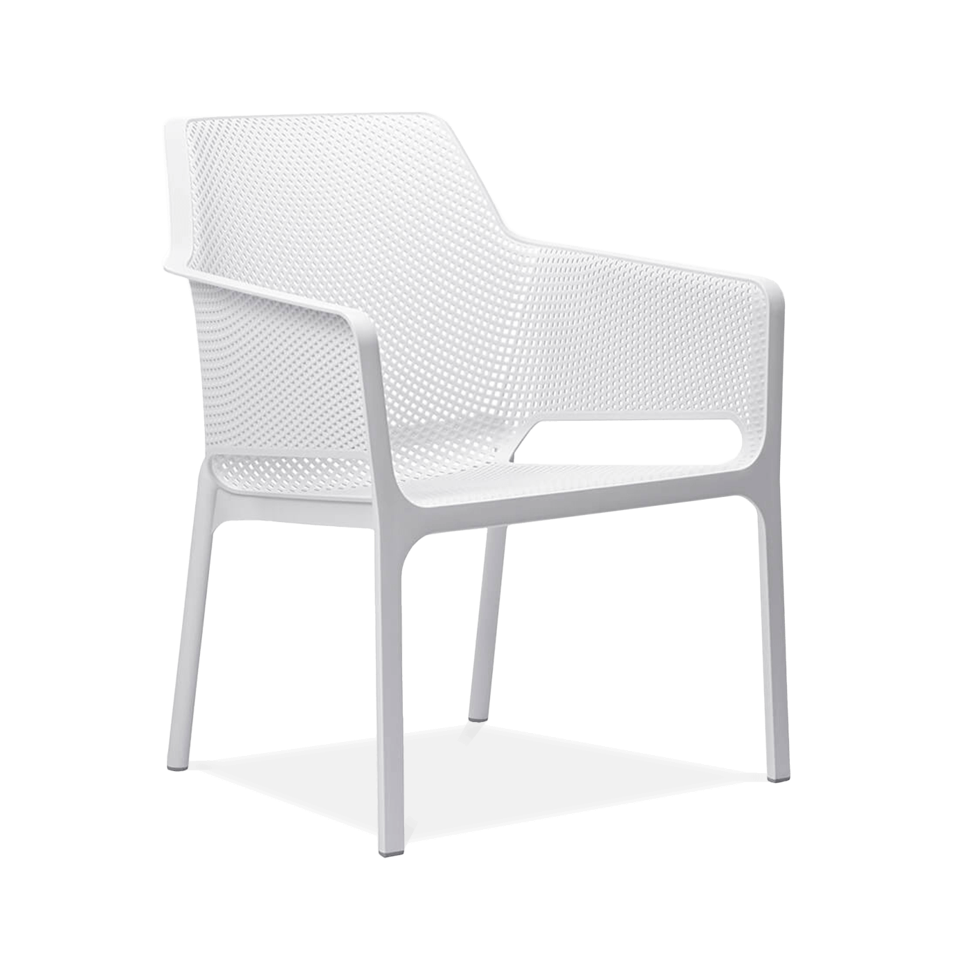 białe krzesło z oparciem i podłokietnikami