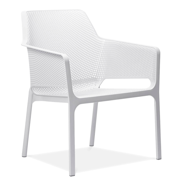 białe krzesło z oparciem i podłokietnikami