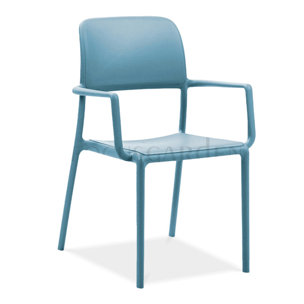 niebieskie krzesło ogrodowe z oparciem i podłokietnikami