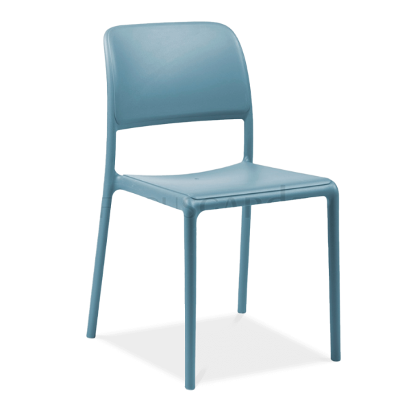 niebieskie krzesło do ogrodu z oparciem 