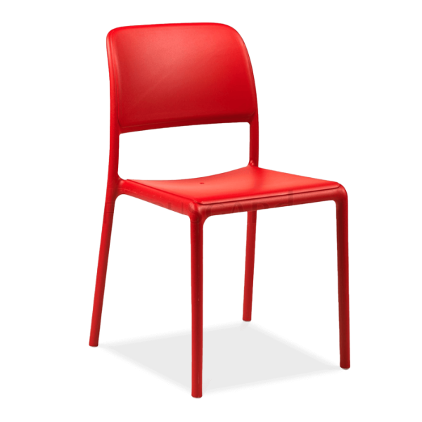 czerwone krzesło do ogrodowe z oparciem