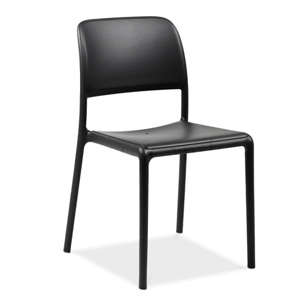 czarne krzesło do ogrodu z oparciem