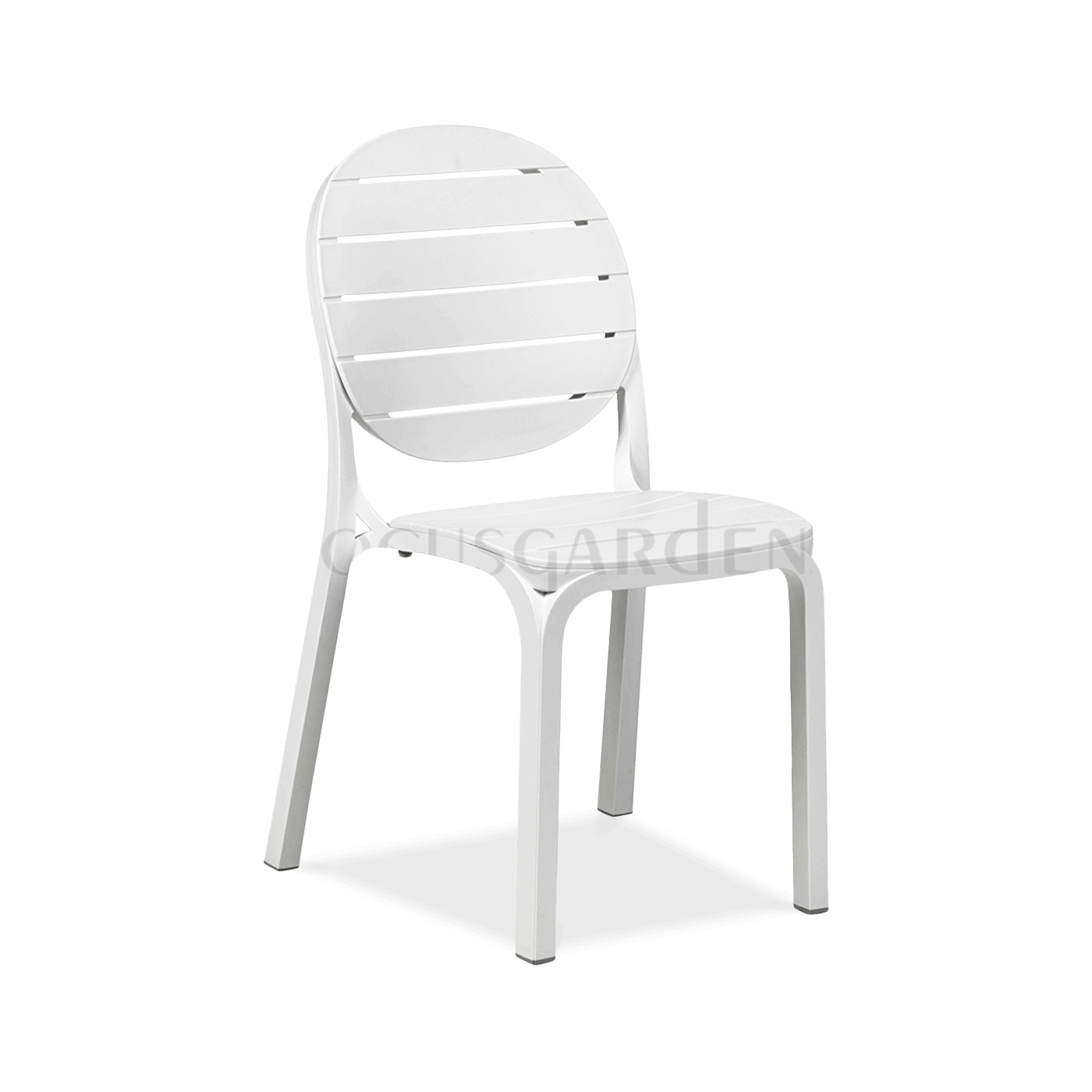 białe krzesło ogrodowe z oparciem