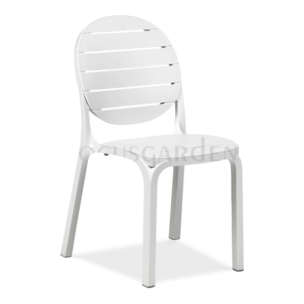 białe krzesło ogrodowe z oparciem