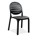 Czarne krzesło plastikowe ogrodowe z oparciem 