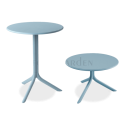 dwa niebieskie stoliki o różnych wysokościach 