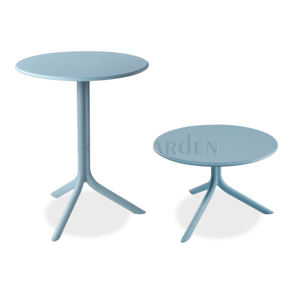 dwa niebieskie stoliki o różnych wysokościach 