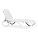 biały leżak ogrodowy z regulowanym oparciem 