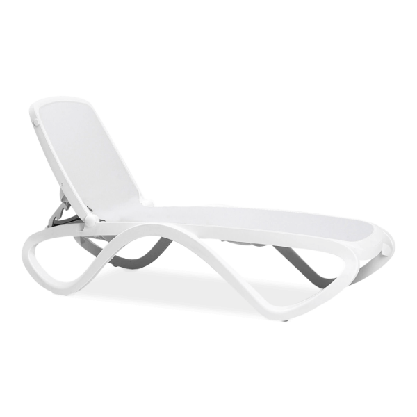 biały leżak ogrodowy z regulowanym oparciem 