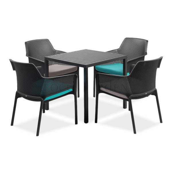 Zestaw czterech krzeseł jadalnianych oraz stolika ogrodowego 