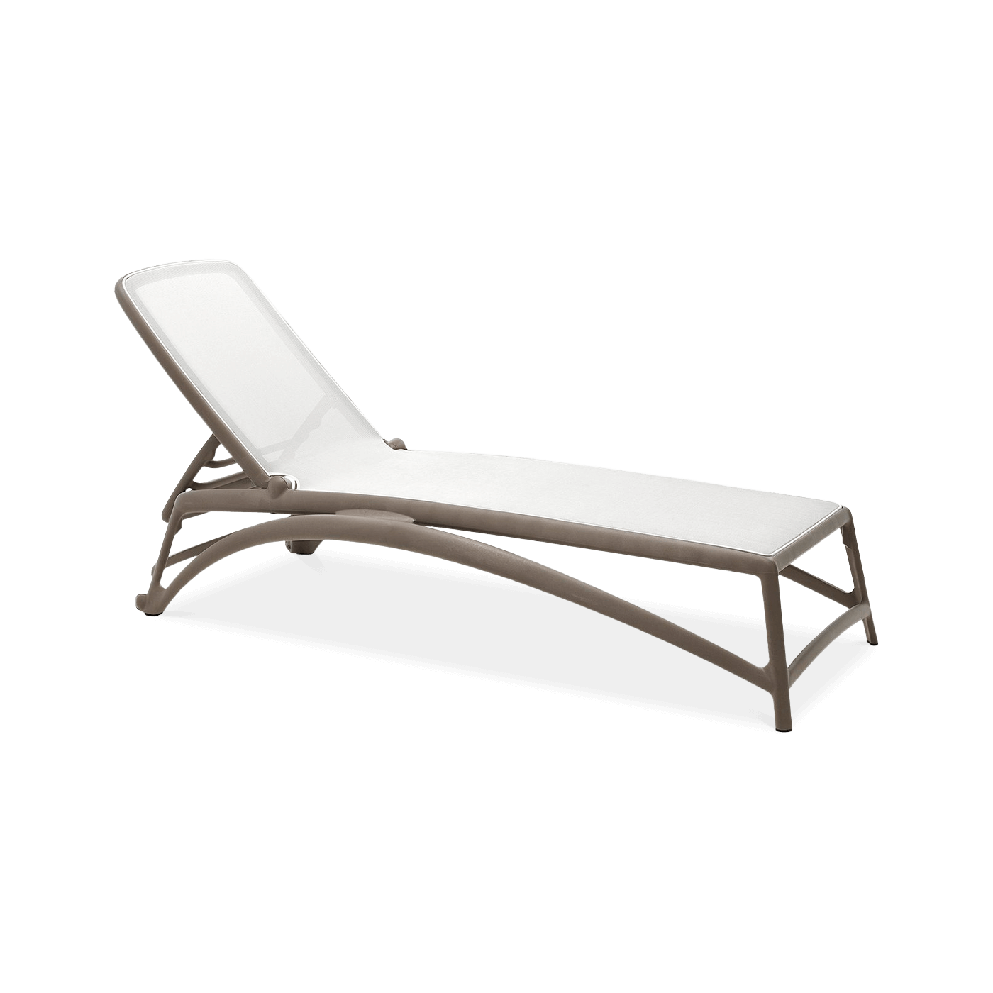 leżak o brązowym stelażu i białym siedziskiem 