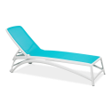 biały leżak z niebieskim siedziskiem i regulowanym oparciem 
