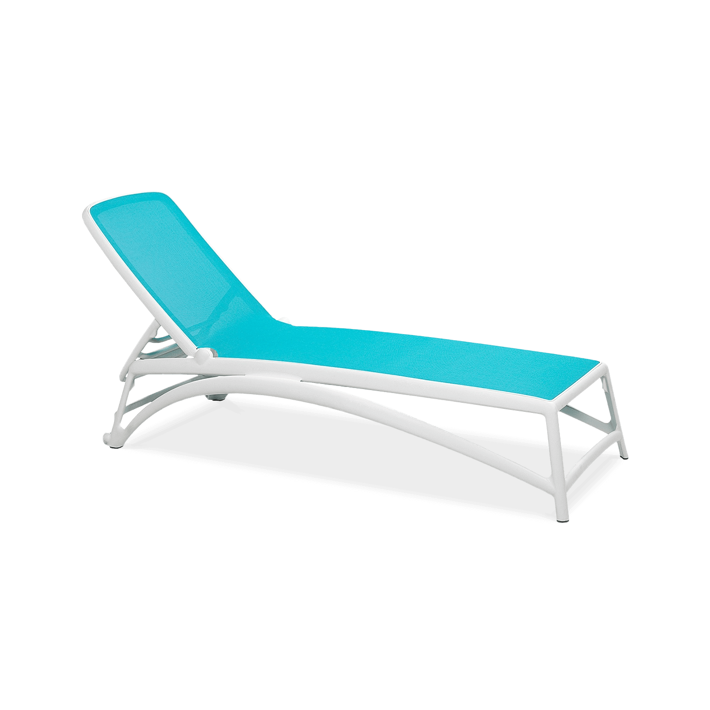 biały leżak z niebieskim siedziskiem i regulowanym oparciem 