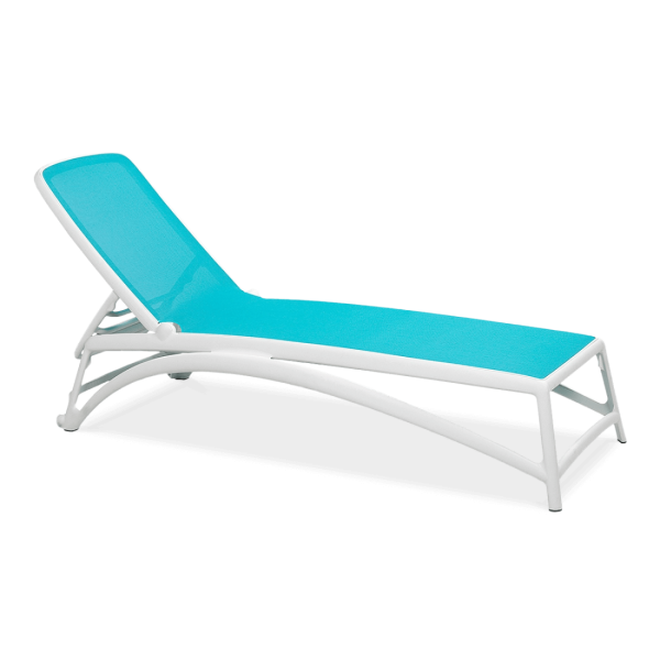 biały leżak z niebieskim siedziskiem i regulowanym oparciem 