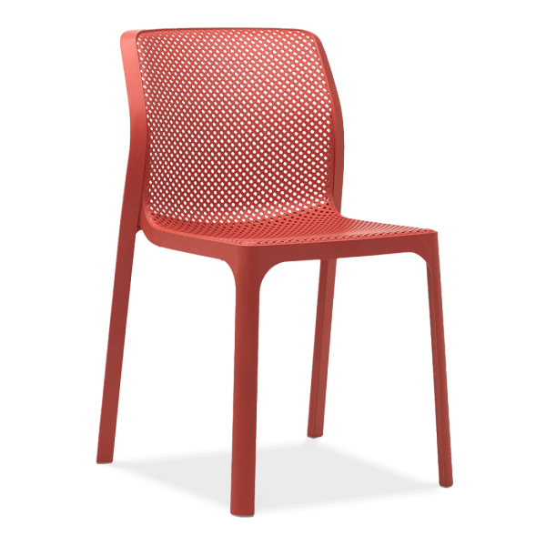 czerwone krzesło ogrodowe z oparciem 