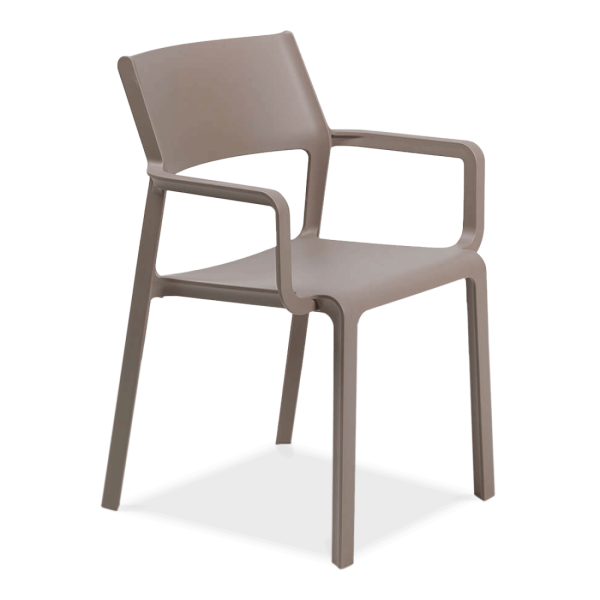 brązowe krzesło ogrodowe z oparciem i podłokietnikami 