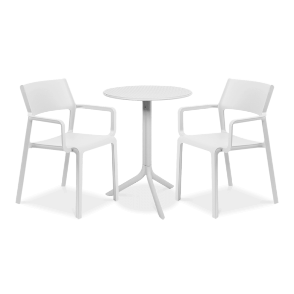 biały zestaw dwóch krzeseł i stolika 