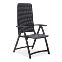 czarny fotel ogrodowy z podłokietnikami