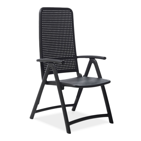 czarny fotel ogrodowy z podłokietnikami