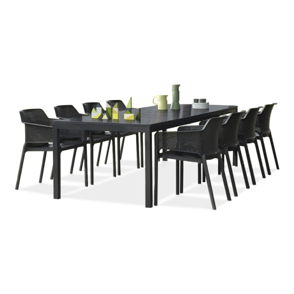 zestaw czarnych mebli jadalnianych do ogrodu