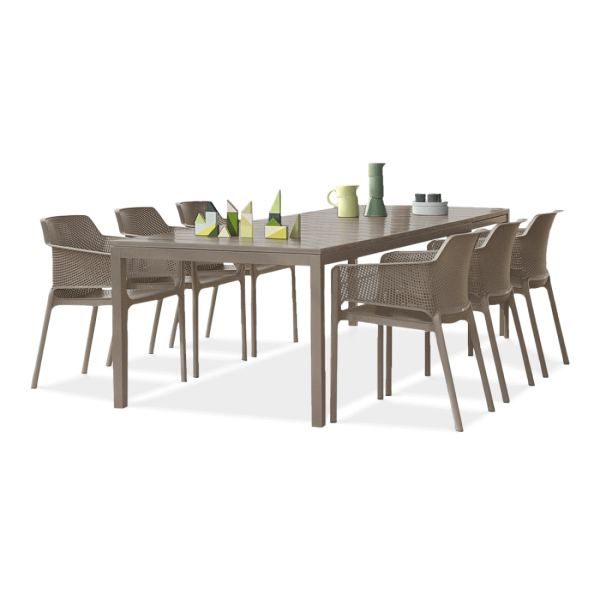 zestaw krzeseł i stolika ogrodowego w kolorze brązowym