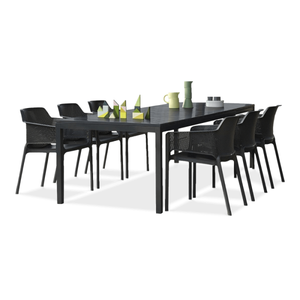 czarny zestaw ogrodowy krzeseł oraz czarnego stołu 