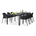 czarny zestaw jadalniany z długim stołem i krzesłami przeznaczony na taras