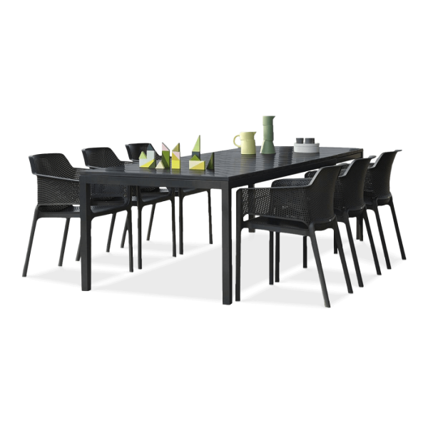 czarny zestaw jadalniany z długim stołem i krzesłami przeznaczony na taras