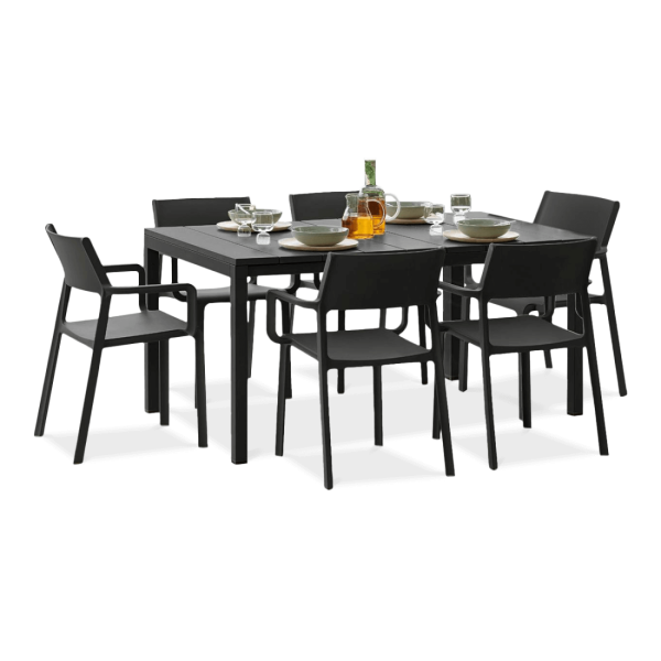 zestaw czarnych mebli ogrodowych jadalnianych z krzesłami oraz stołem