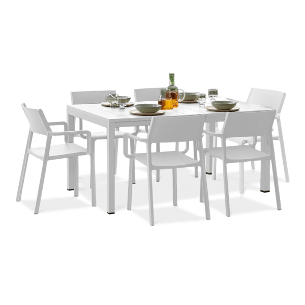 białe krzesła i stół jadalniany do ogrodu