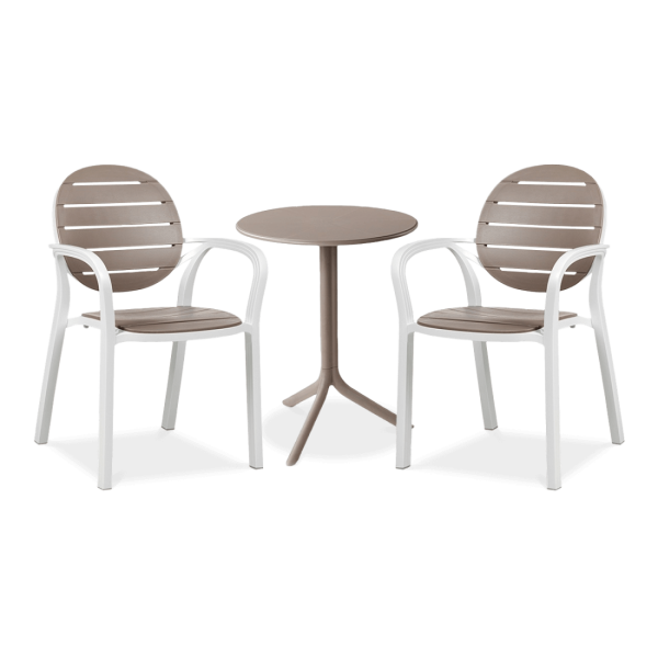 zestaw restauracyjny z dwoma krzesłami i brązowym stolikiem