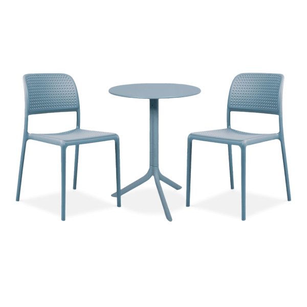 zestaw niebieskich mebli na taras ze stolikiem i krzesłami