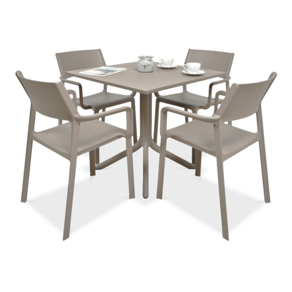 brązowy zestaw mebli jadalnianych z czterema krzesłami i kwadratowym stolikiem