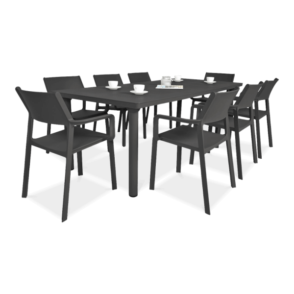 zestaw czarnych mebli jadalnianych na taras