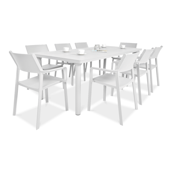 zestaw jadalniany ogrodowy z białymi krzesłami i prostokątnym stołem