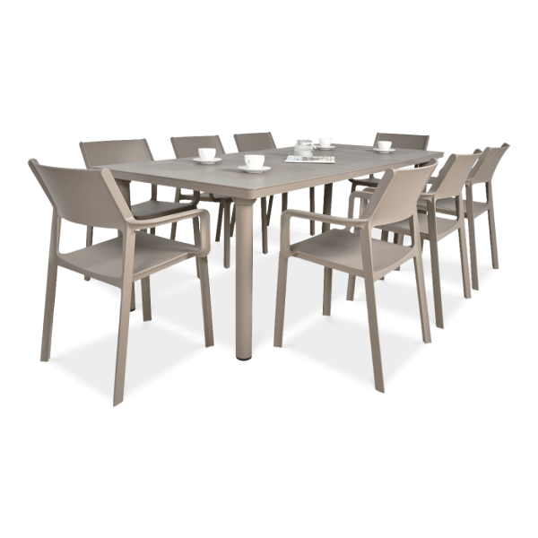 zestaw brązowych mebli jadalnianych na taras z krzesłami i stołem