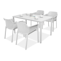 komplet ogrodowy z białymi krzesłami i stołem