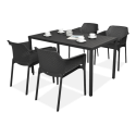 komplet czarnych krzeseł i stołu, przeznaczony do ogrodu lub na taras