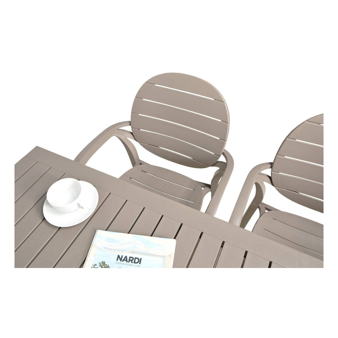 Widok na krzesło z zestawu Nardi