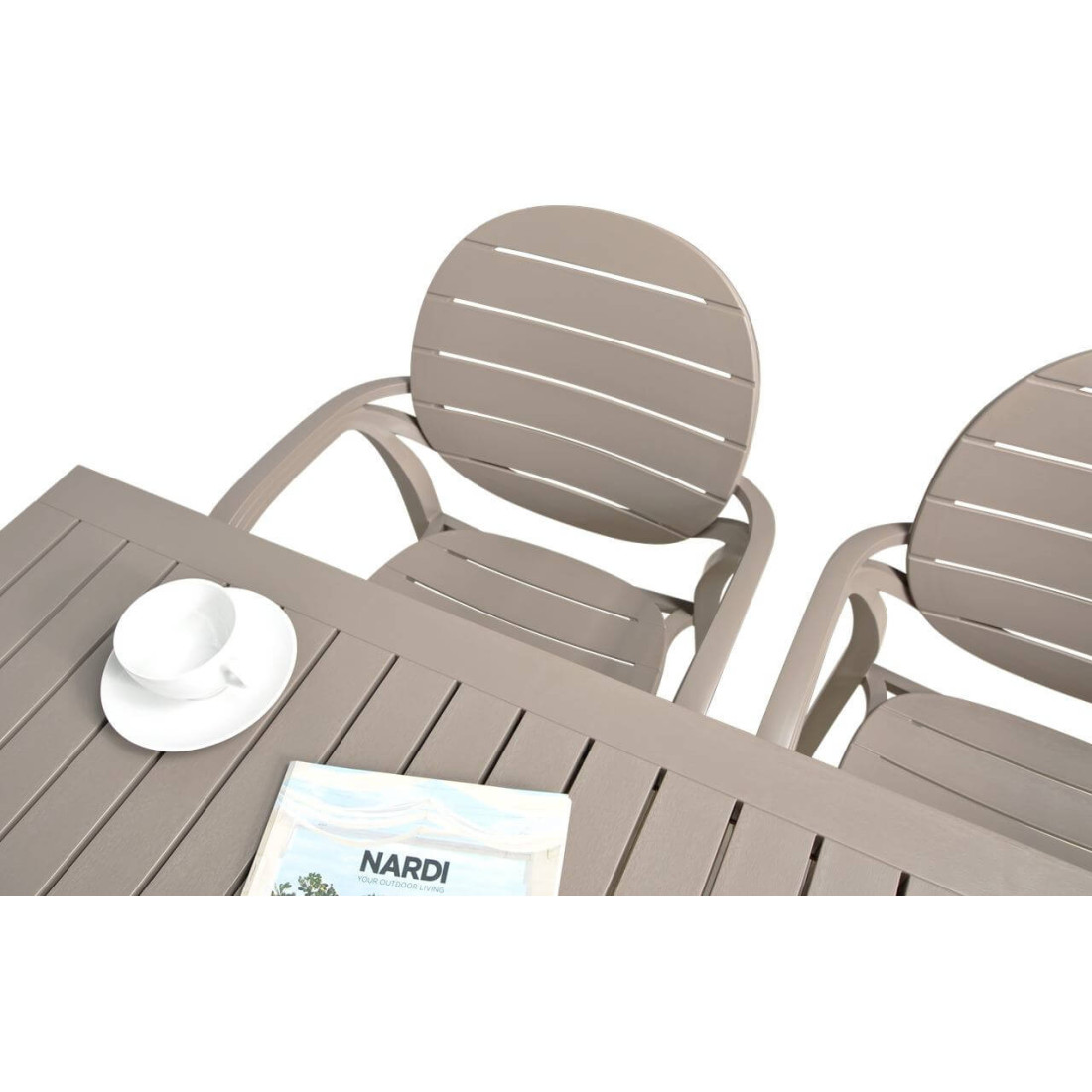 Widok na krzesło z zestawu Nardi