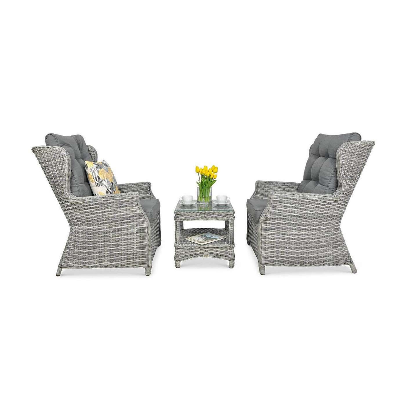 Komplet mebli składający się z dwóch foteli i stolika kawowego